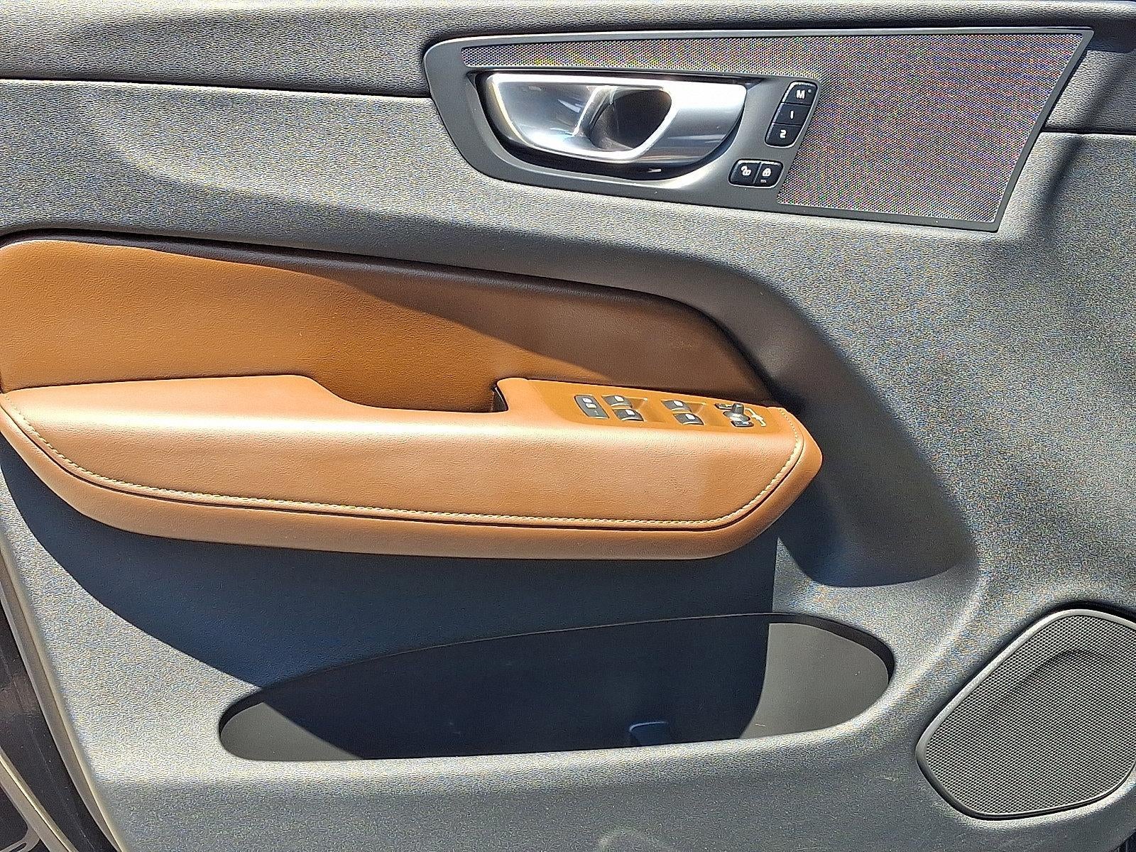 2023 Volvo XC60 B5 Plus Dark Theme