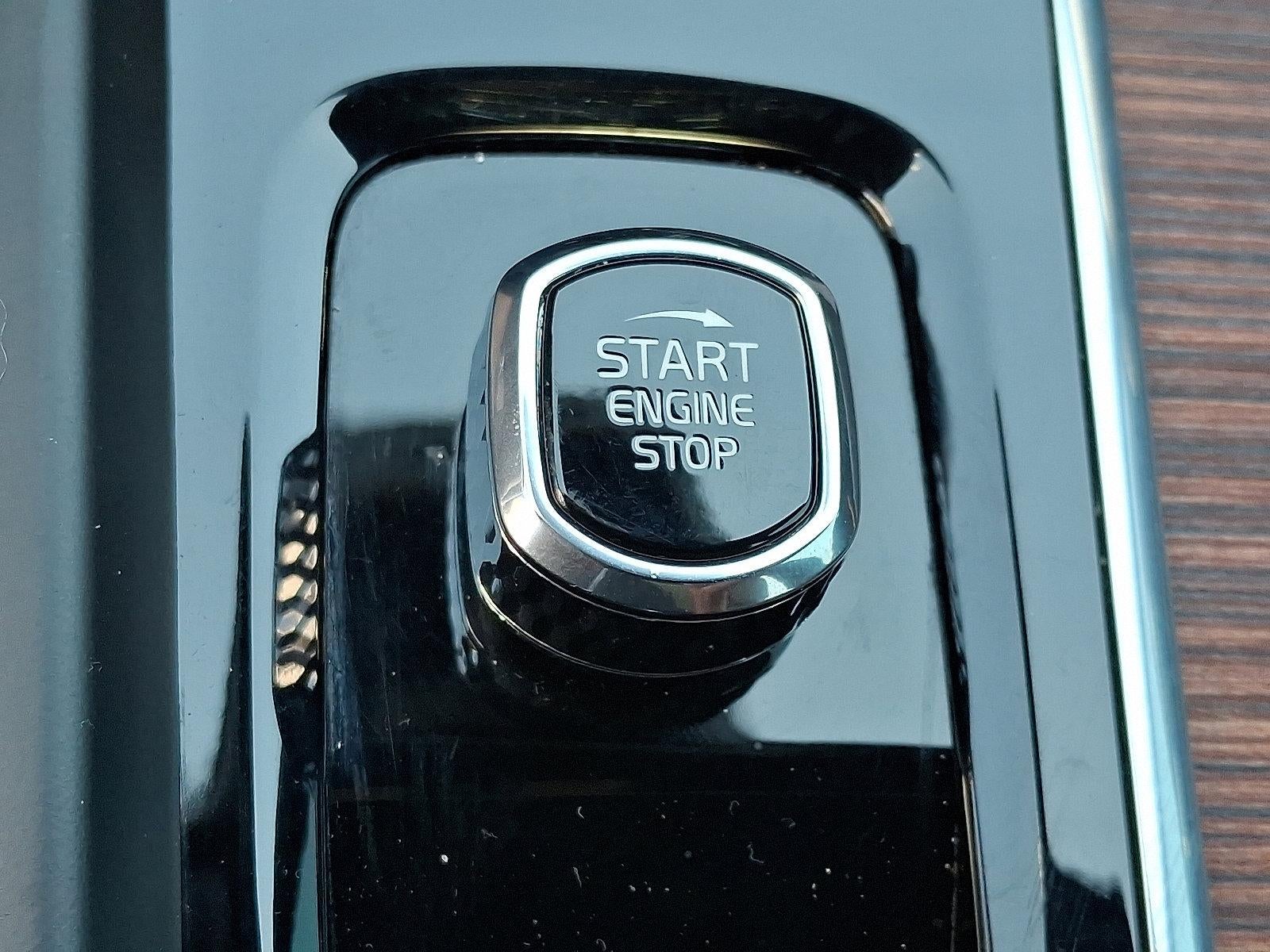 2023 Volvo XC60 B5 Plus Dark Theme