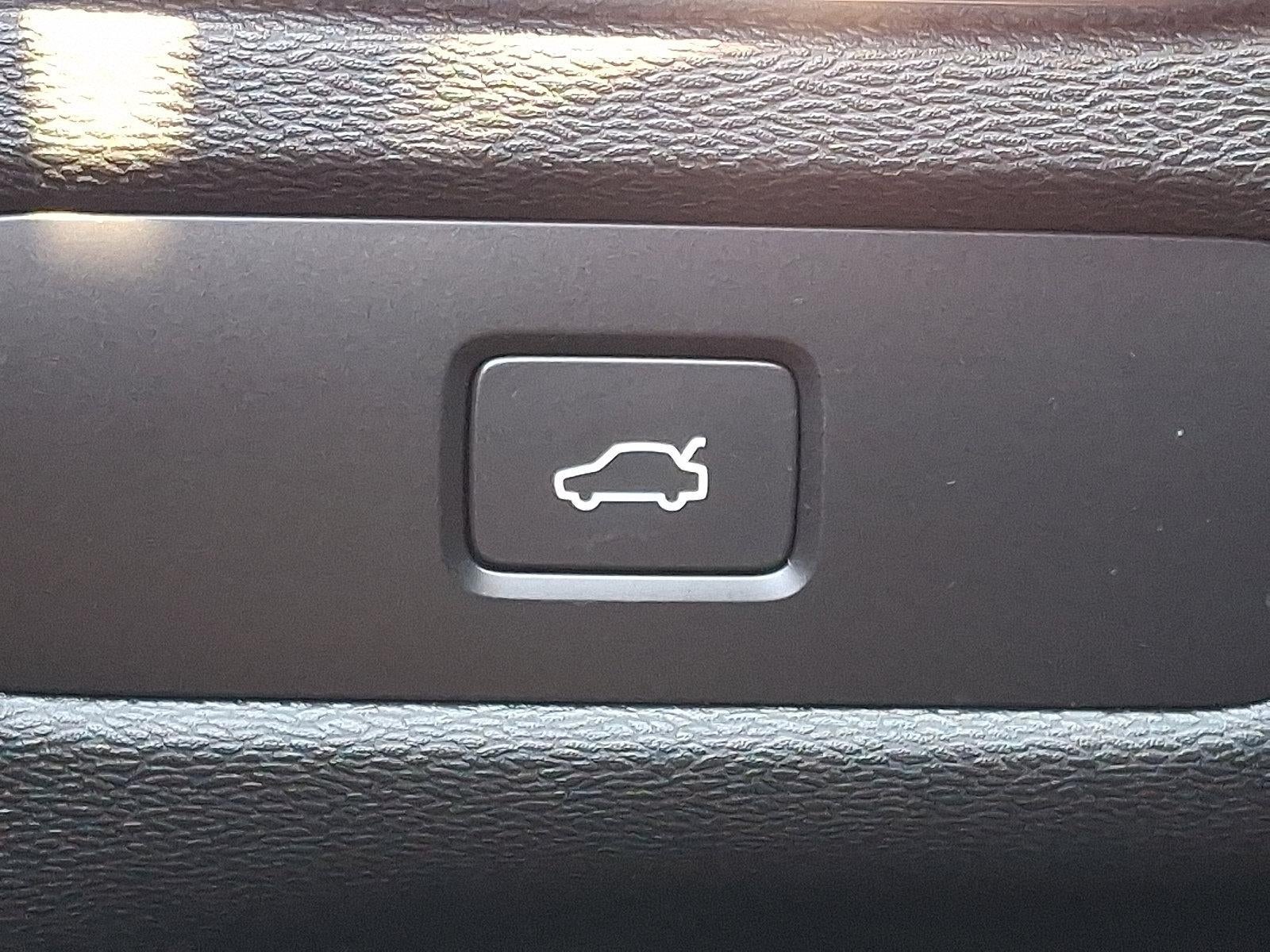 2023 Volvo XC60 B5 Plus Dark Theme