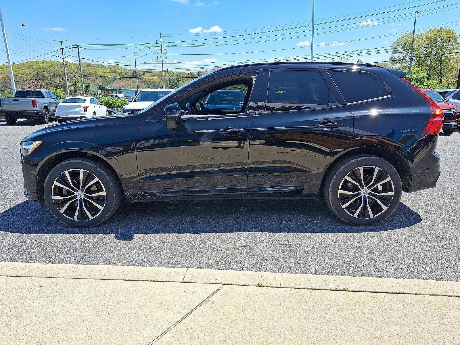 2023 Volvo XC60 B5 Plus Dark Theme