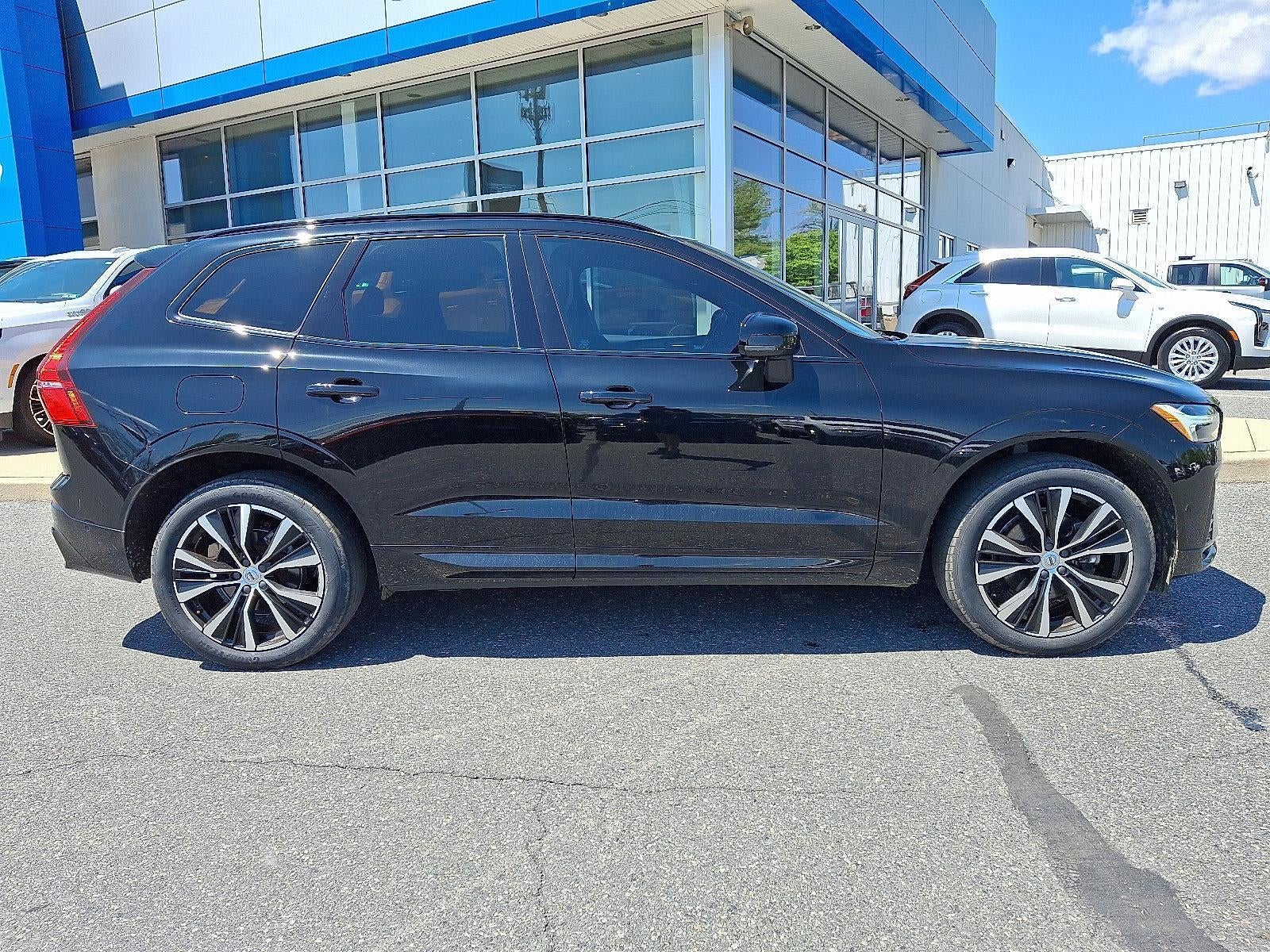 2023 Volvo XC60 B5 Plus Dark Theme